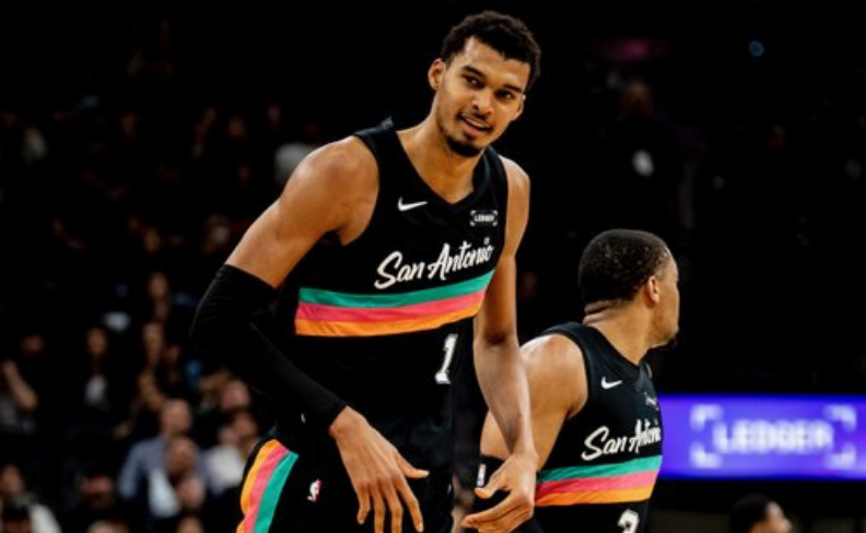 乐鱼官方网站赛事分析-尼克斯大胜终结马刺11连胜 文班25+13+4帽难敌纽约双枪49分